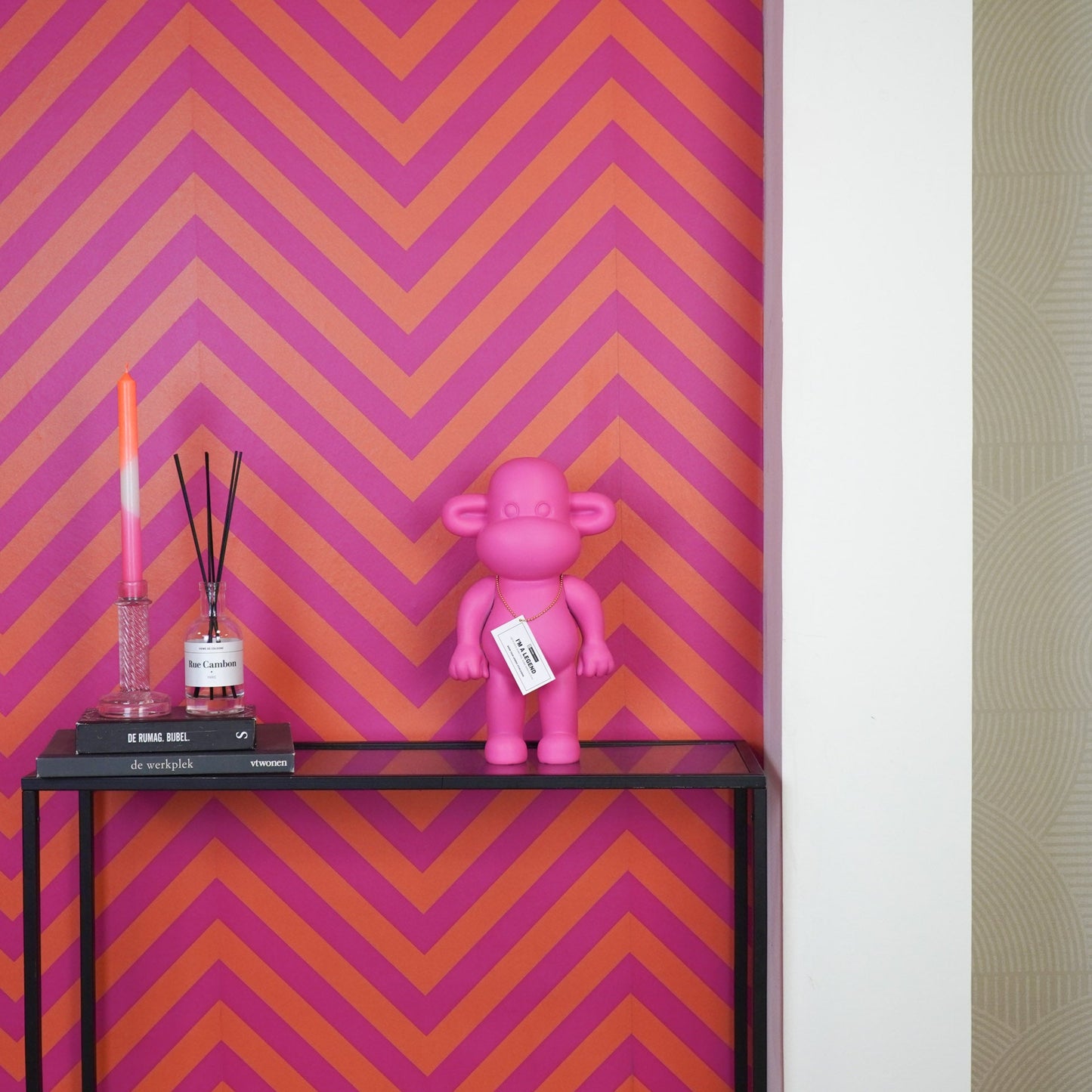 Ornament - Monkey Statue 'The Legend' - Polyresin - Pink - 20.5x13.5x35cm