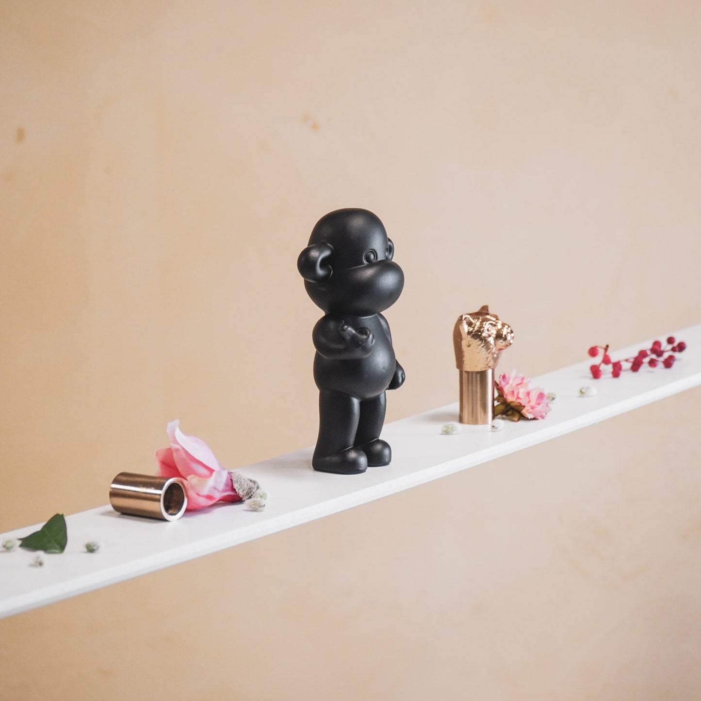 Ornament - Hang loose Aap Beeld 'The Legend' - Polyresin - Zwart - 11x7x19cm