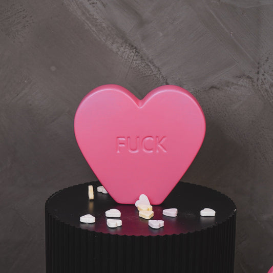 Ornament- Snoephart Sierbeeld 'FUCK'- Keramiek- Fluor Roze- 20x4x18,5cm