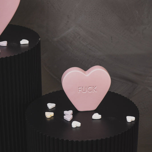 Ornament- Snoephart Beeldje 'FUCK'- Keramiek- Licht Roze- 13x4x11,5cm